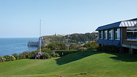 Faszinierender Abschlag hoch �ber dem Meer