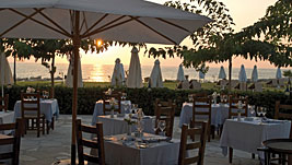 Genussvoll tafeln auf der Sonnenterrasse Genussvoll tafeln auf der Sonnenterrasse