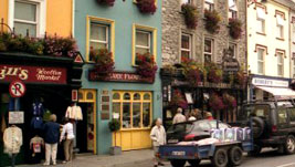 Quirlige St�dte vor majest�tischer Kulisse